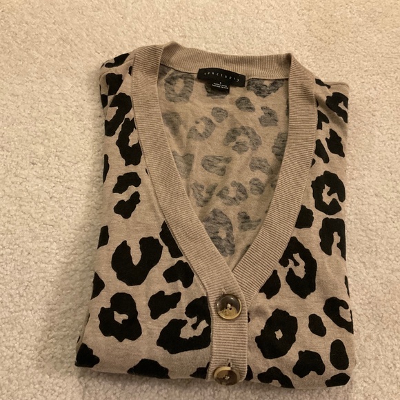 Lightweight Animal print black and tan cardigan with button closure - Picture 2 of 11